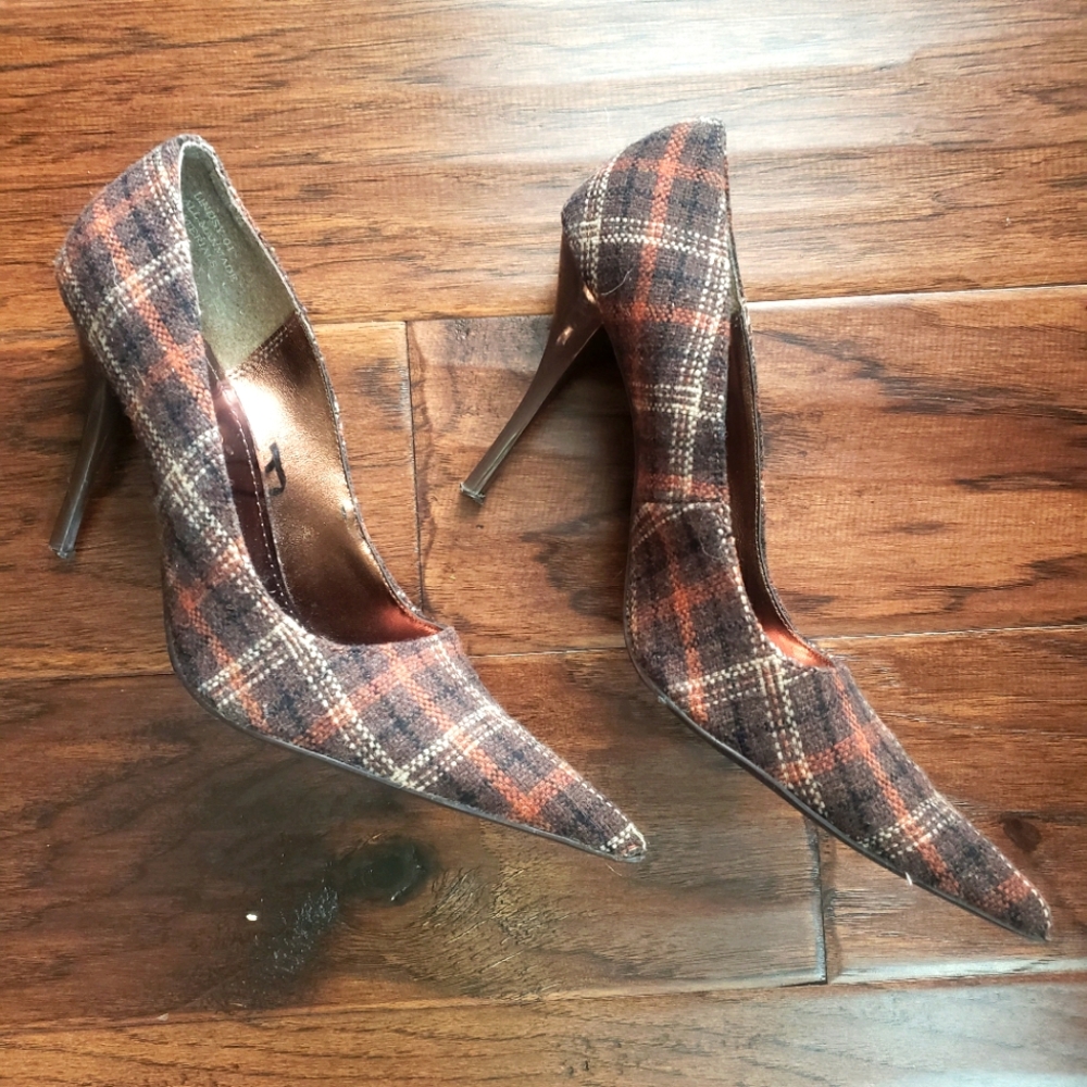Heels/Shoes - by Dollhouse